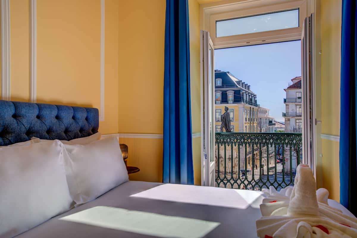 FLORBELA ESPANCA 01 | Blackout drapes, soundproofing, free WiFi, bed sheets