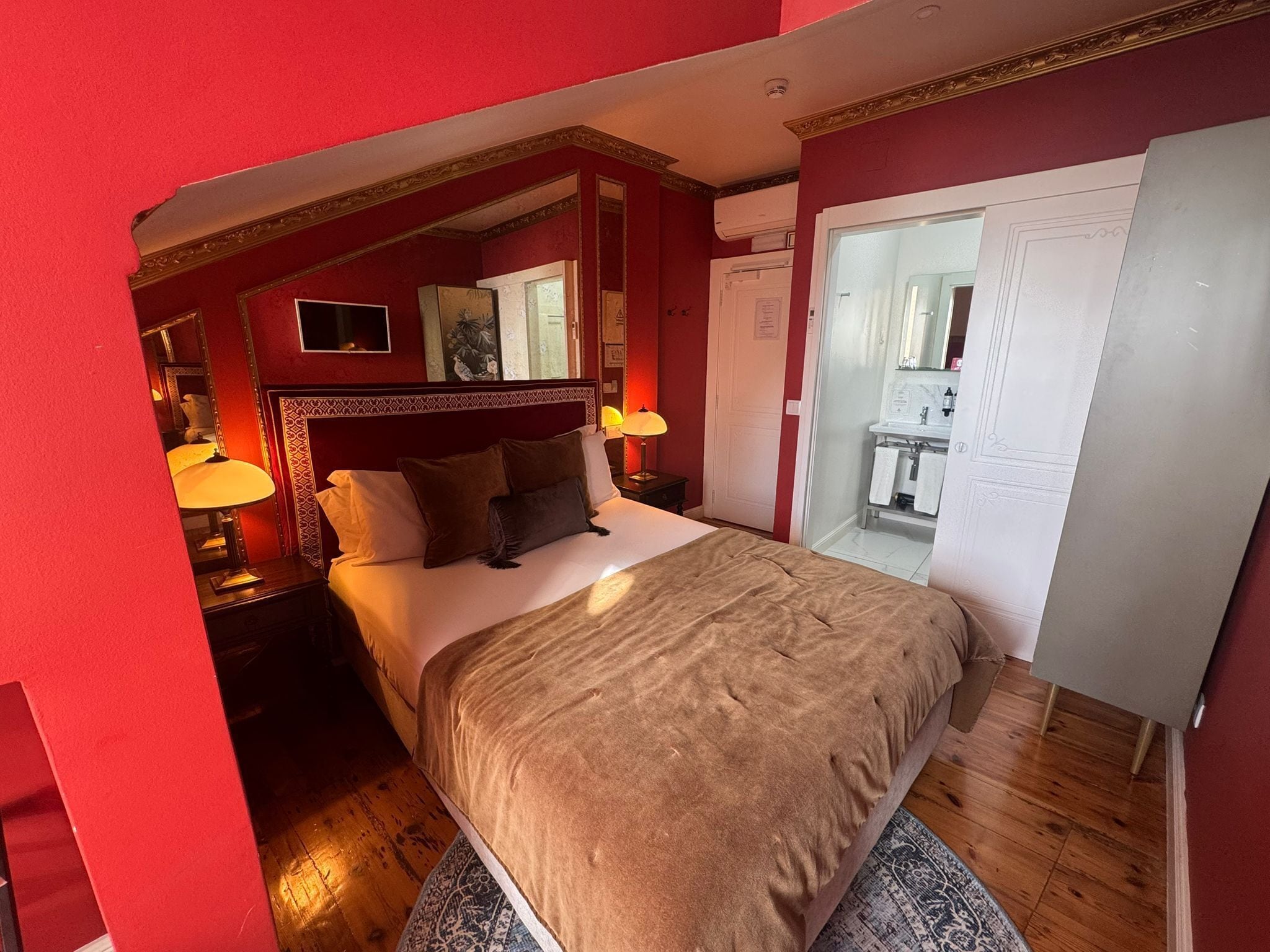 GIL VICENTE 02 | Cortinas opacas, sistema de insonorización, wifi gratis y ropa de cama