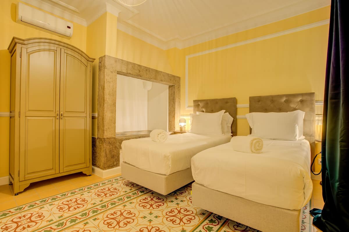 FLORBELA ESPANCA 08 | Blackout drapes, soundproofing, free WiFi, bed sheets