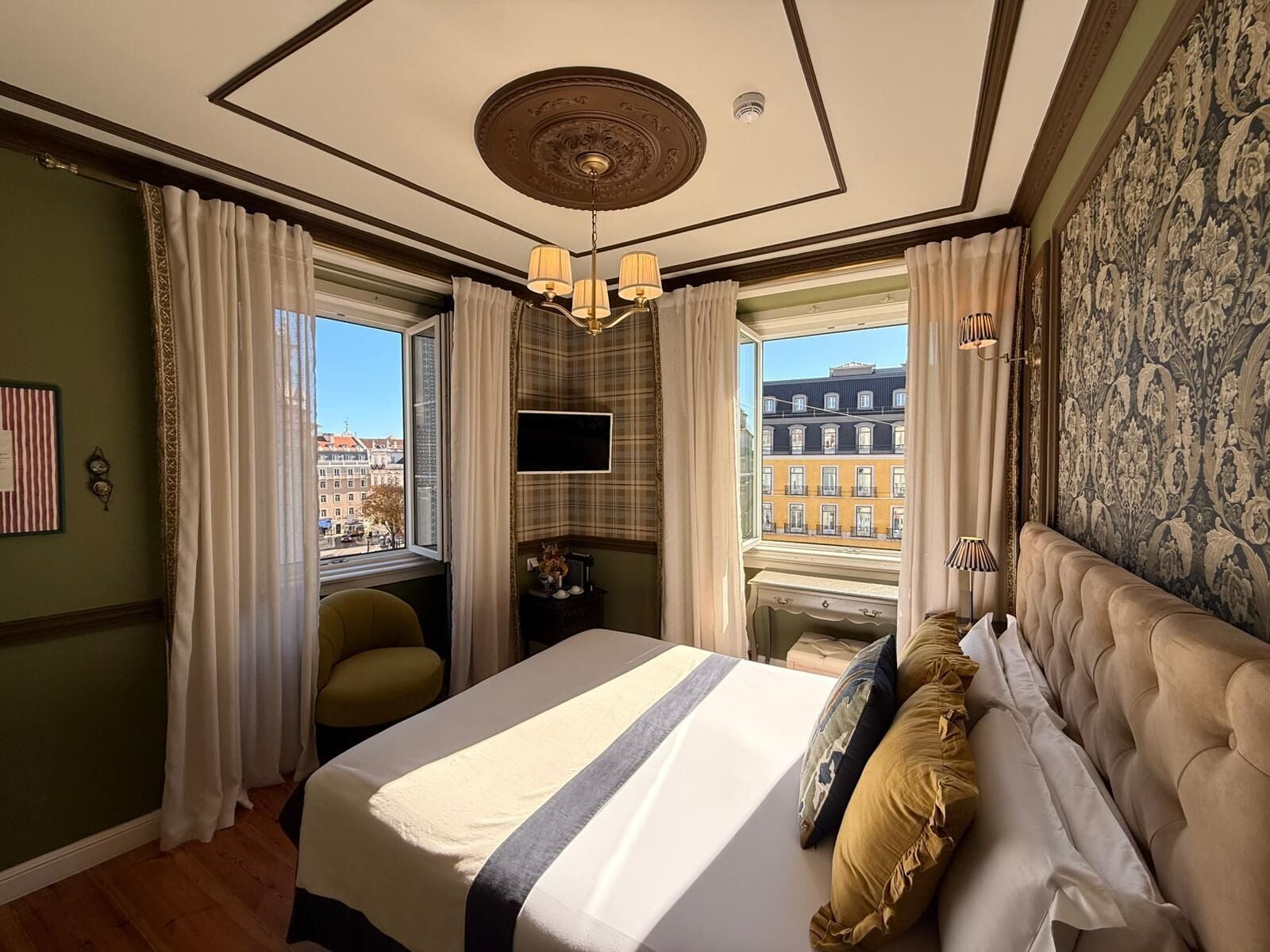 ECA DE QUEIROS 03 | Cortinas opacas, sistema de insonorización, wifi gratis y ropa de cama