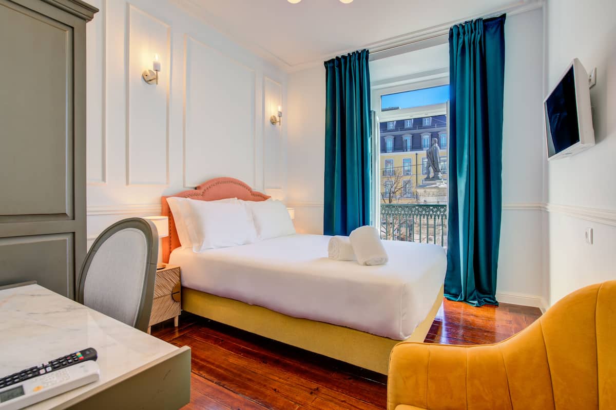 FERNANDO PESSOA 01 | Blackout drapes, soundproofing, free WiFi, bed sheets