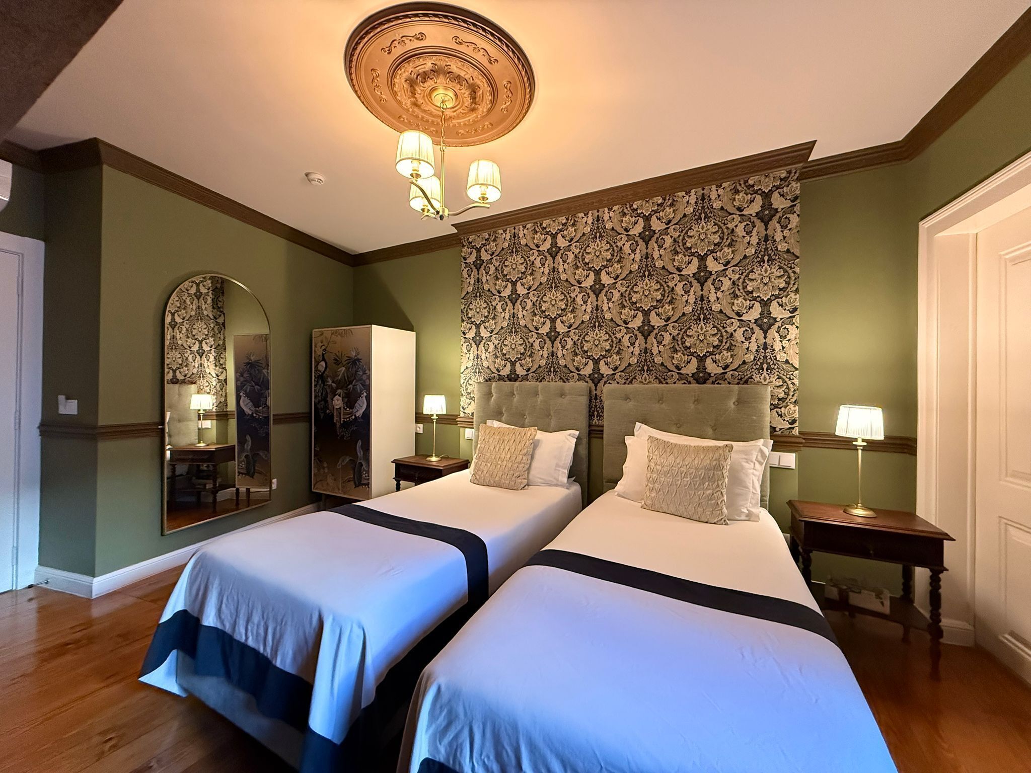 ECA DE QUEIROS 06 | Blackout curtains, soundproofing, free WiFi, bed sheets