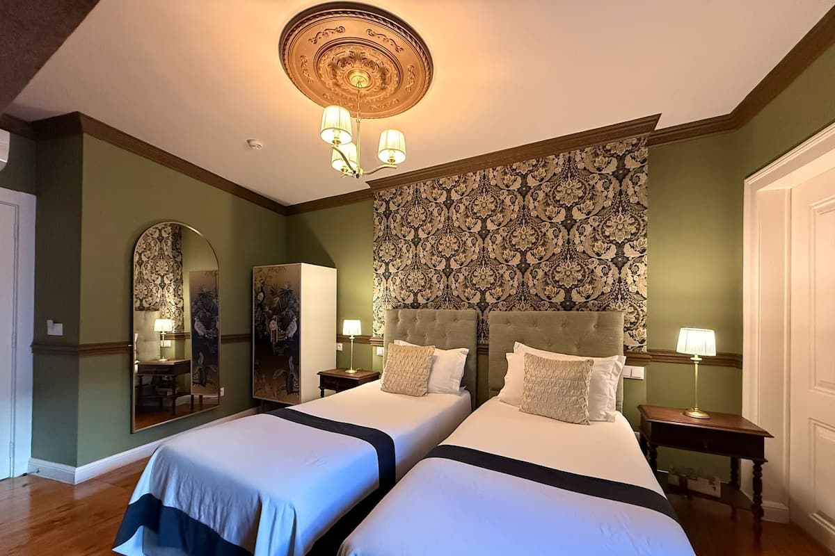 ECA DE QUEIROS 06 | Blackout drapes, soundproofing, free WiFi, bed sheets