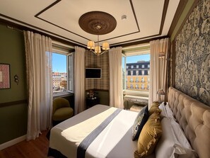 ECA DE QUEIROS 03 | Blackout drapes, soundproofing, free WiFi, bed sheets - Solar dos Poetas (Lisbon)
