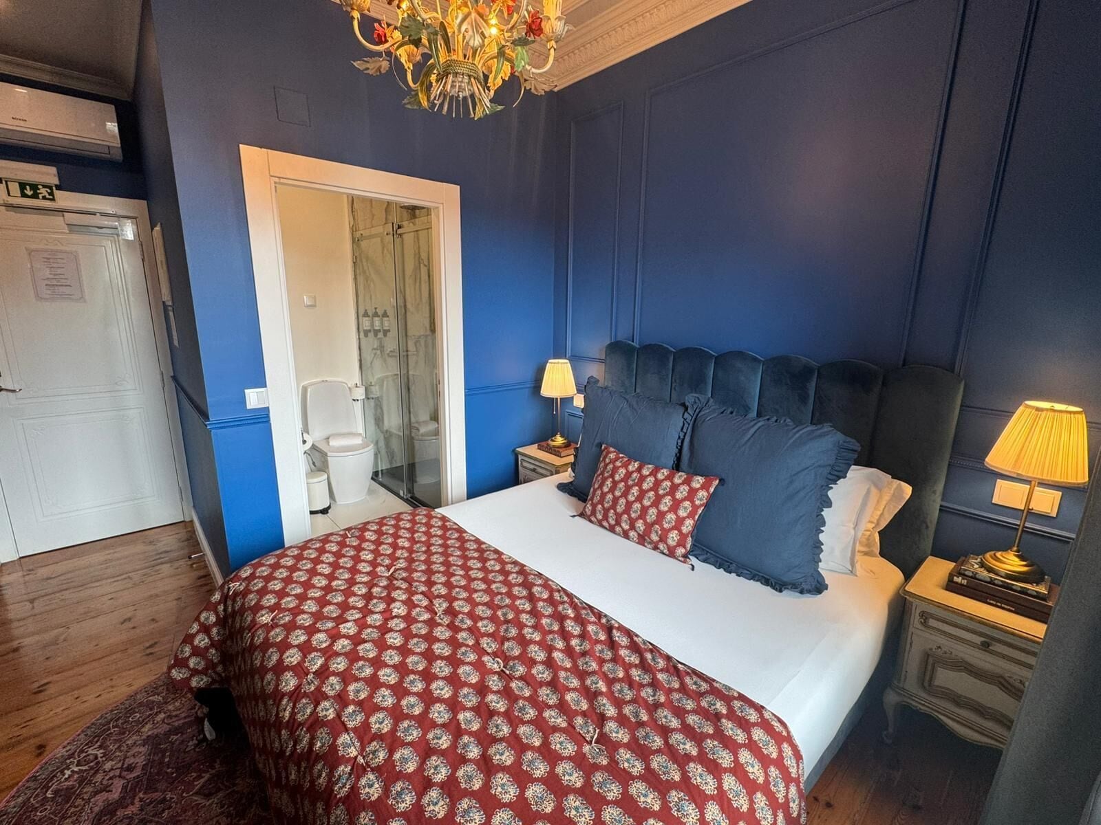 Cortinas blackout, sistema de insonorización y wifi gratis 