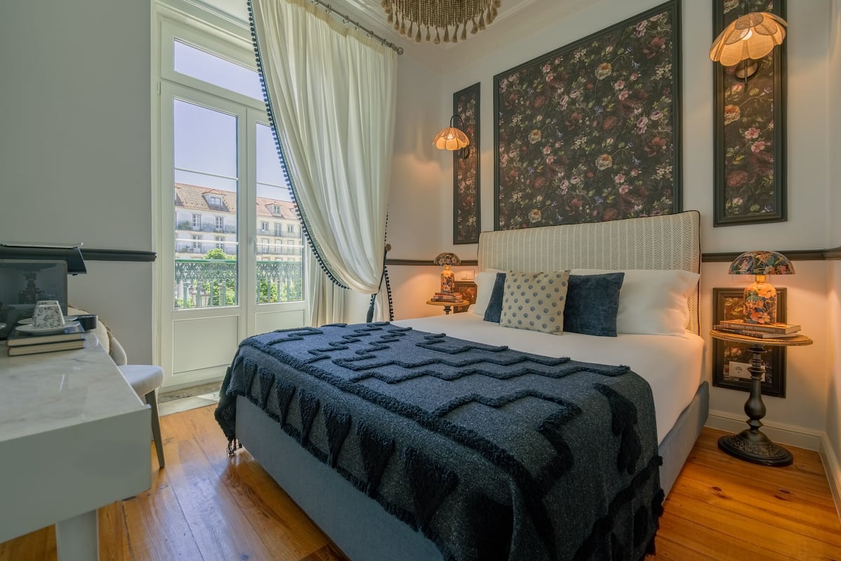 FLORBELA ESPANCA 03 | Blackout drapes, soundproofing, free WiFi, bed sheets