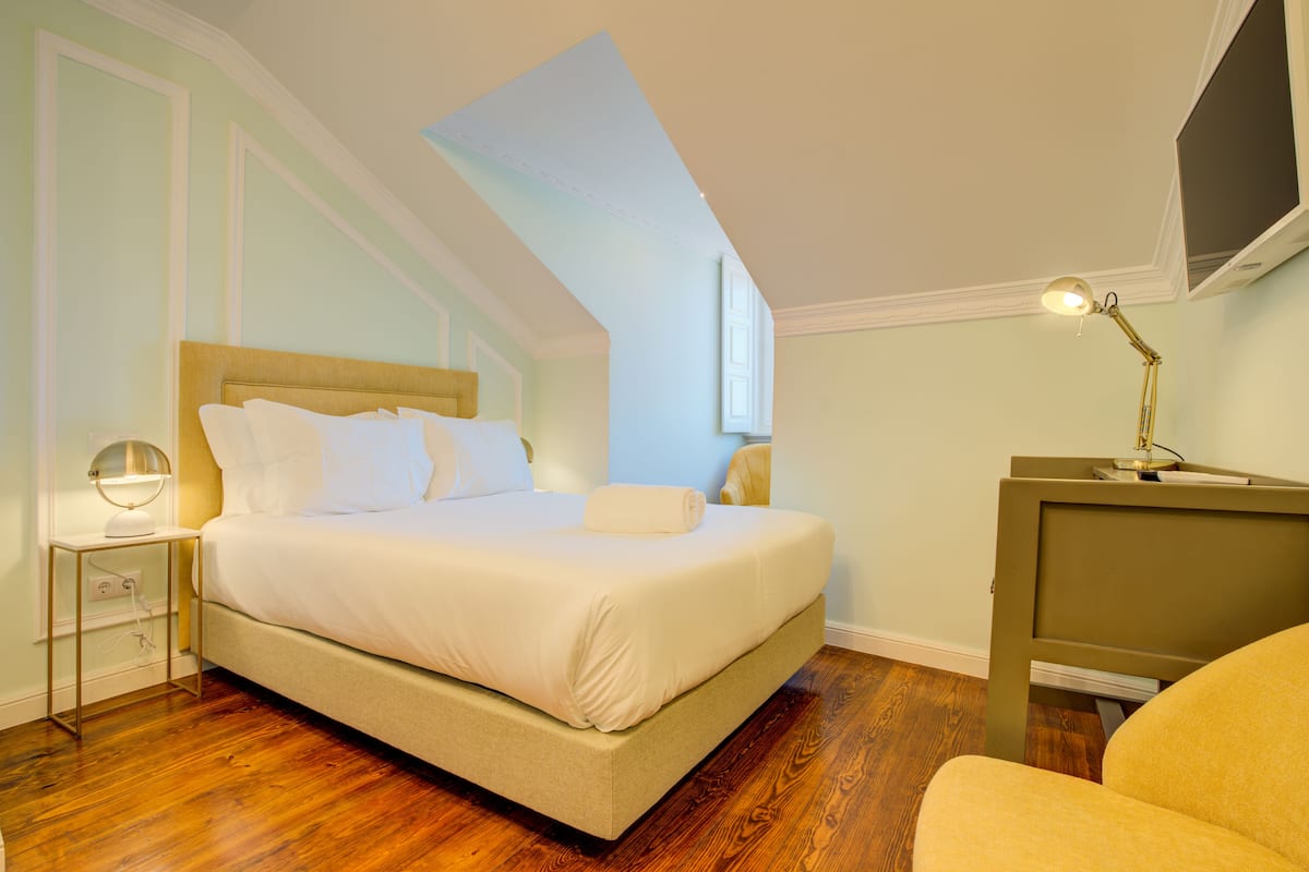 MIGUEL TORGA 02 | Blackout drapes, soundproofing, free WiFi, bed sheets