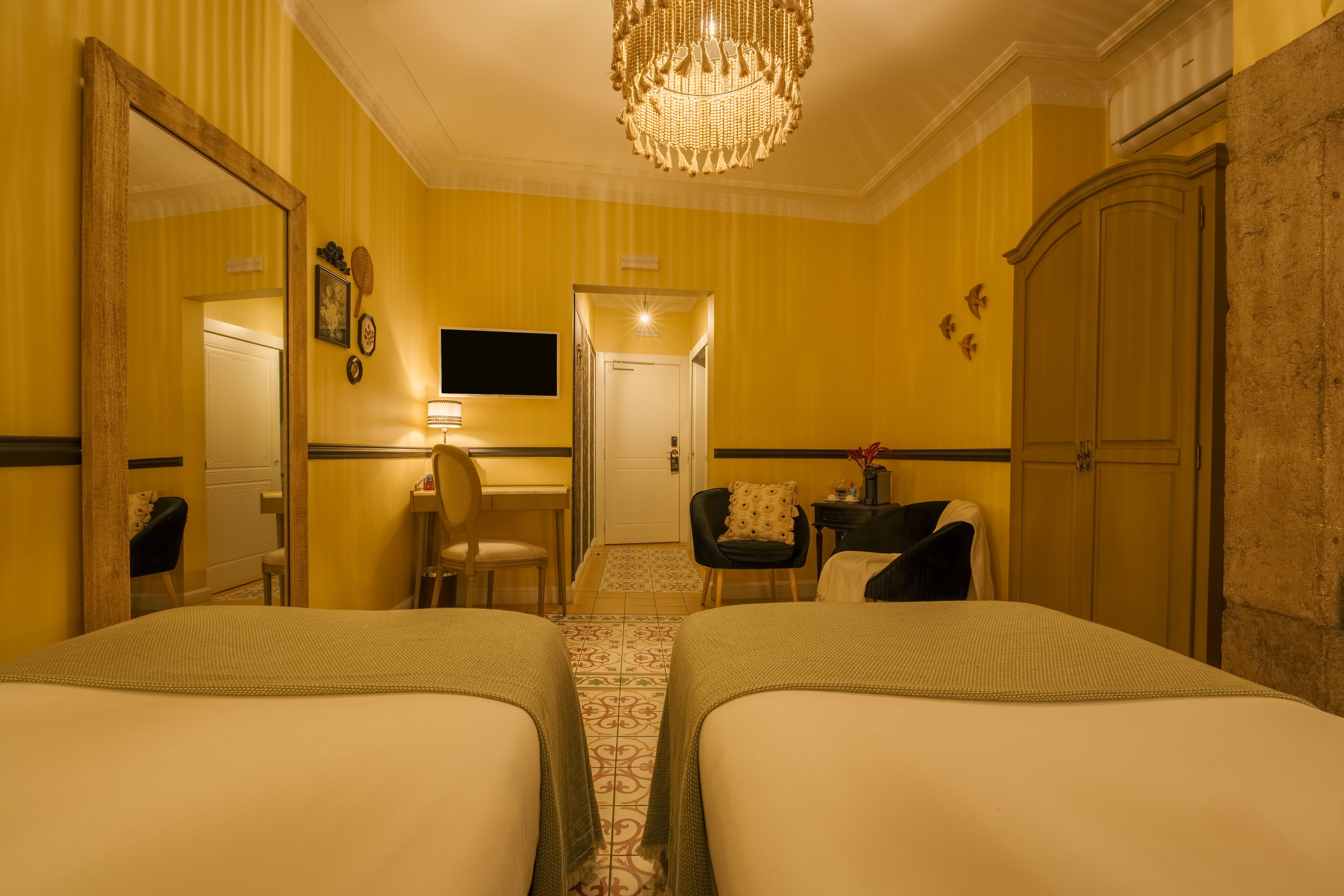 FLORBELA ESPANCA 08 | Blackout drapes, soundproofing, free WiFi, bed sheets