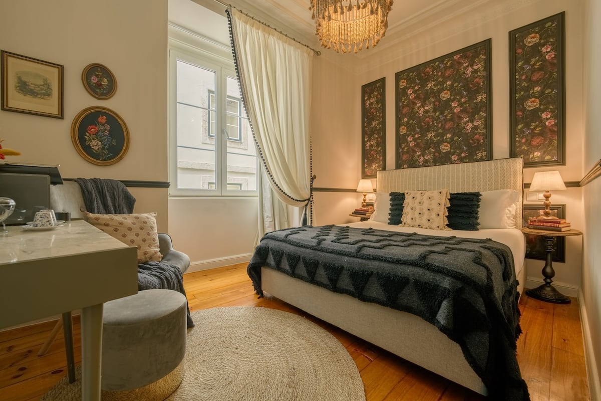 FLORBELA ESPANCA 05 | Blackout drapes, soundproofing, free WiFi, bed sheets