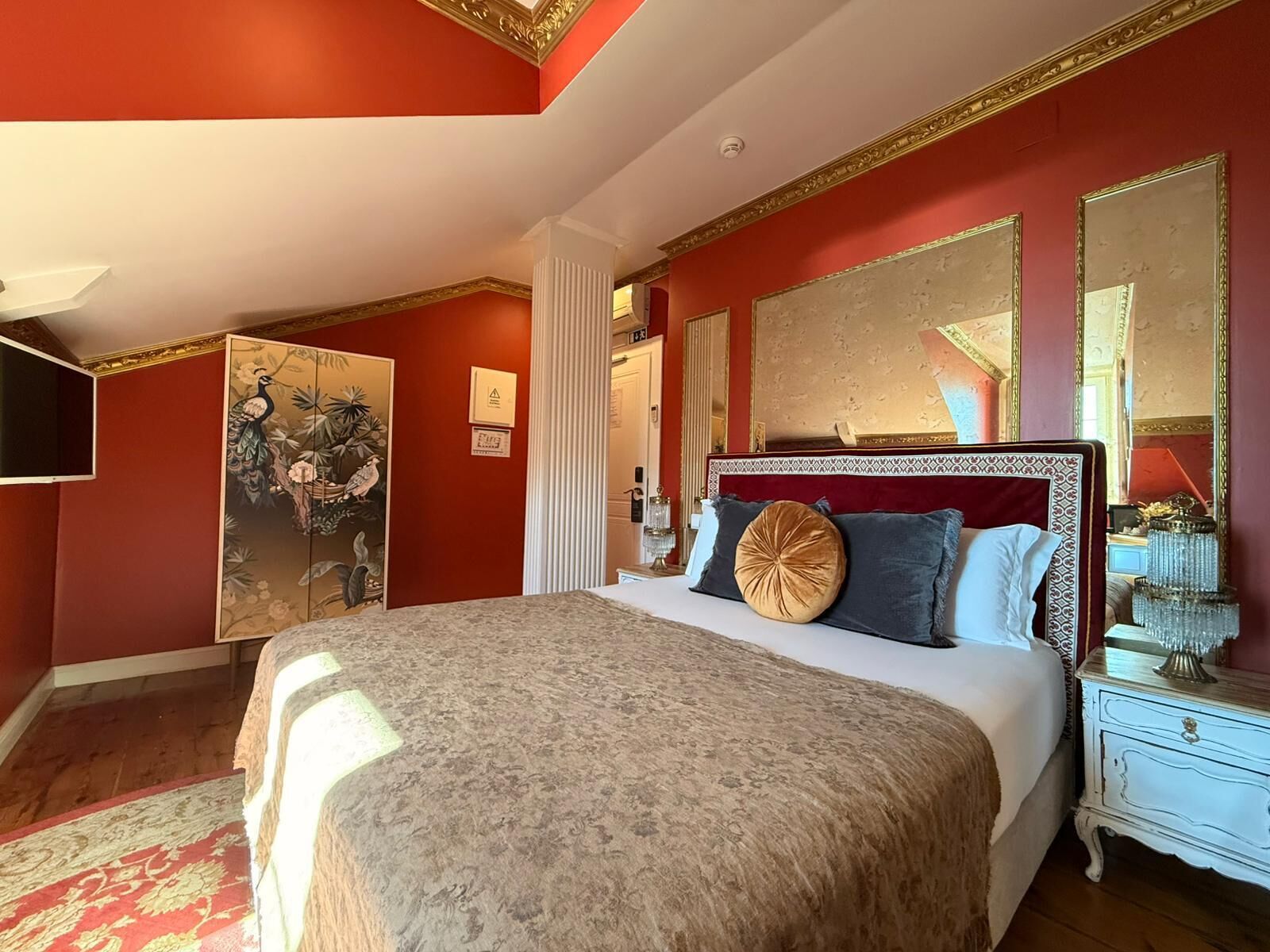 GIL VICENTE 01 | Cortinas opacas, sistema de insonorización, wifi gratis y ropa de cama