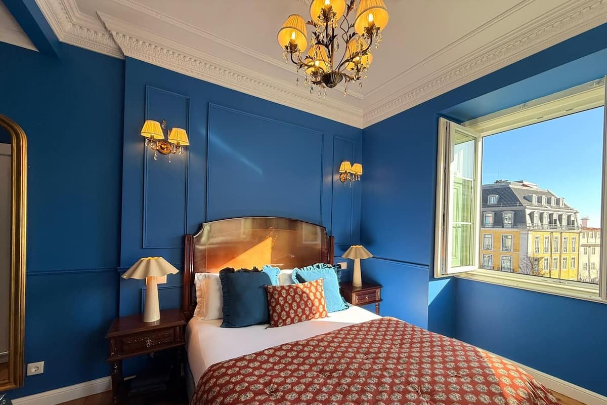 BOCAGE 04 | Blackout drapes, soundproofing, free WiFi, bed sheets