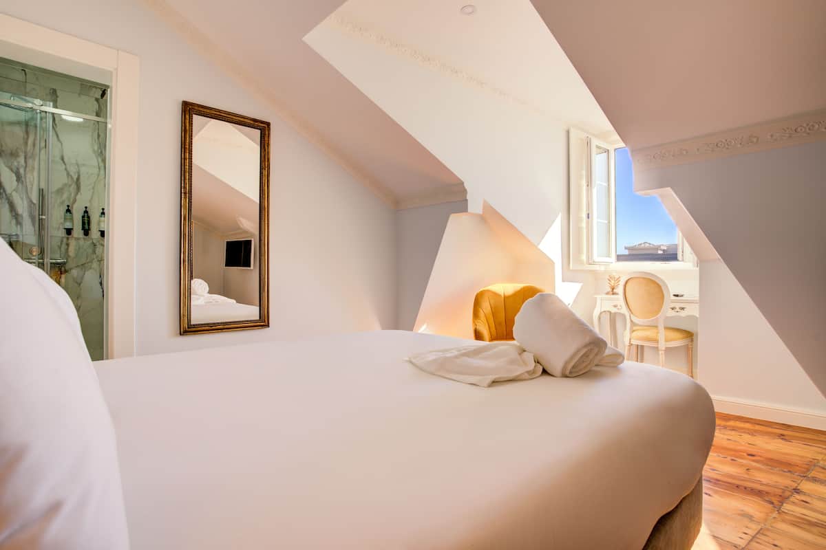 GIL VICENTE 01 | Blackout drapes, soundproofing, free WiFi, bed sheets