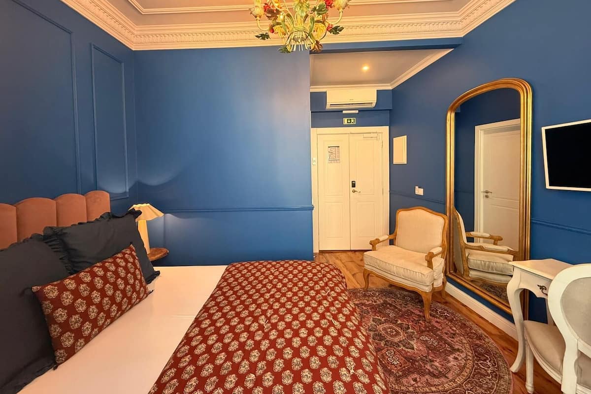 BOCAGE 05 | Blackout drapes, soundproofing, free WiFi, bed sheets