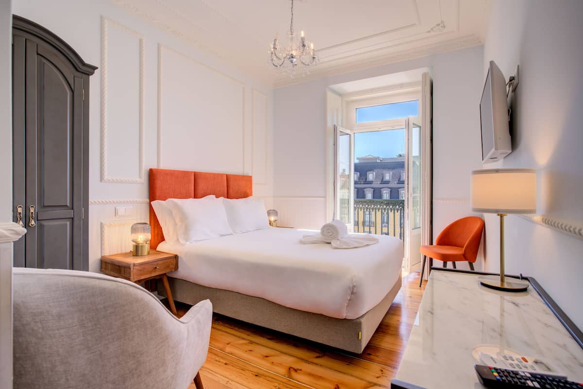 SOPHIA DE MELLO BREYNER 01 | Blackout drapes, soundproofing, free WiFi, bed sheets