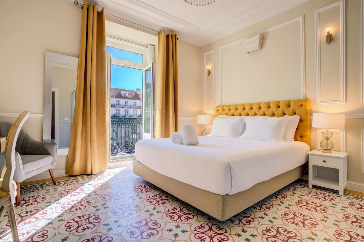 FLORBELA ESPANCA 02 | Blackout drapes, soundproofing, free WiFi, bed sheets