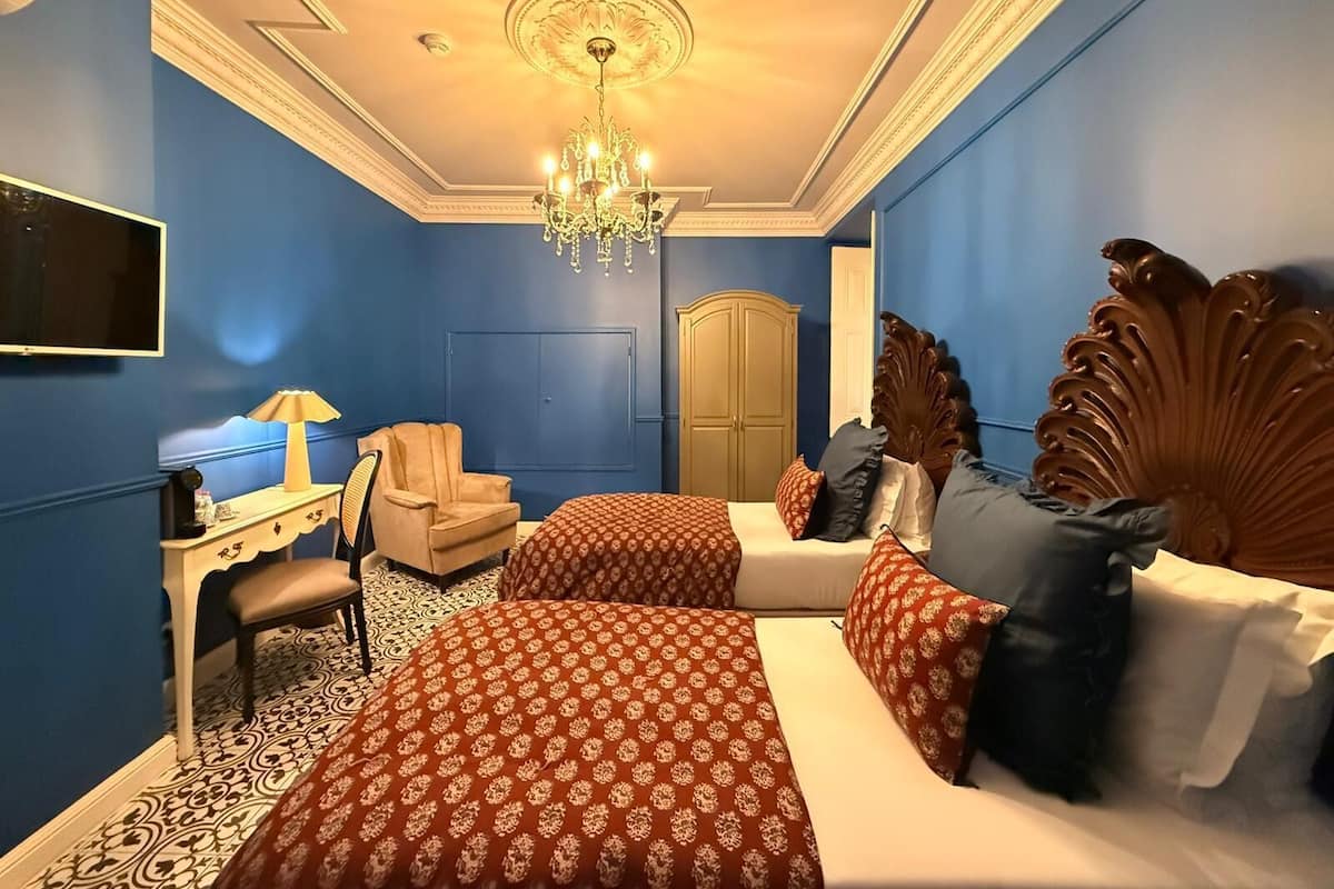 BOCAGE 08 | Blackout drapes, soundproofing, free WiFi, bed sheets