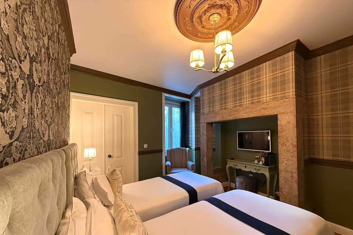 ECA DE QUEIROS 06 | Blackout drapes, soundproofing, free WiFi, bed sheets