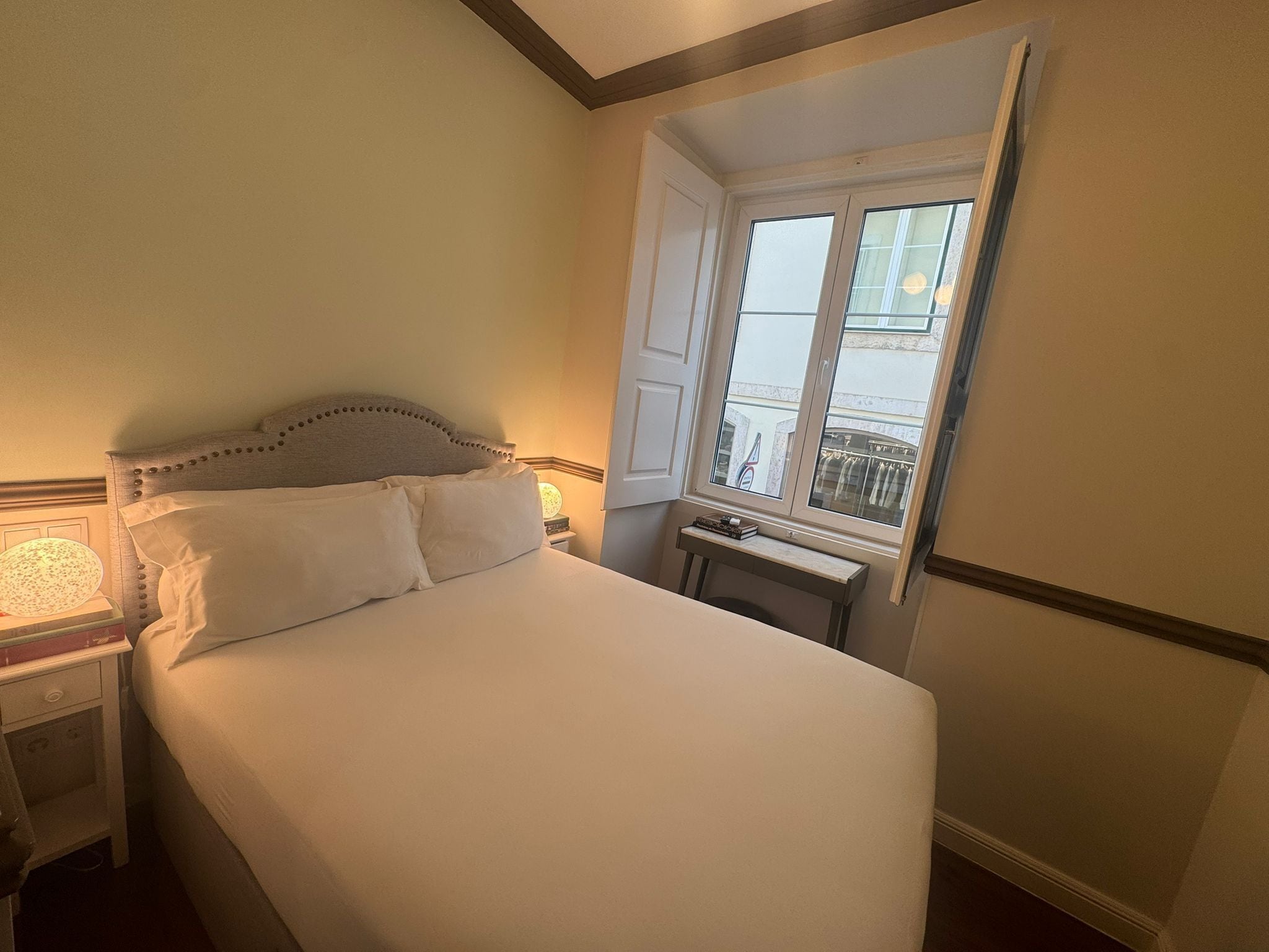 FERNANDO PESSOA 06 | Cortinas opacas, sistema de insonorización, wifi gratis y ropa de cama