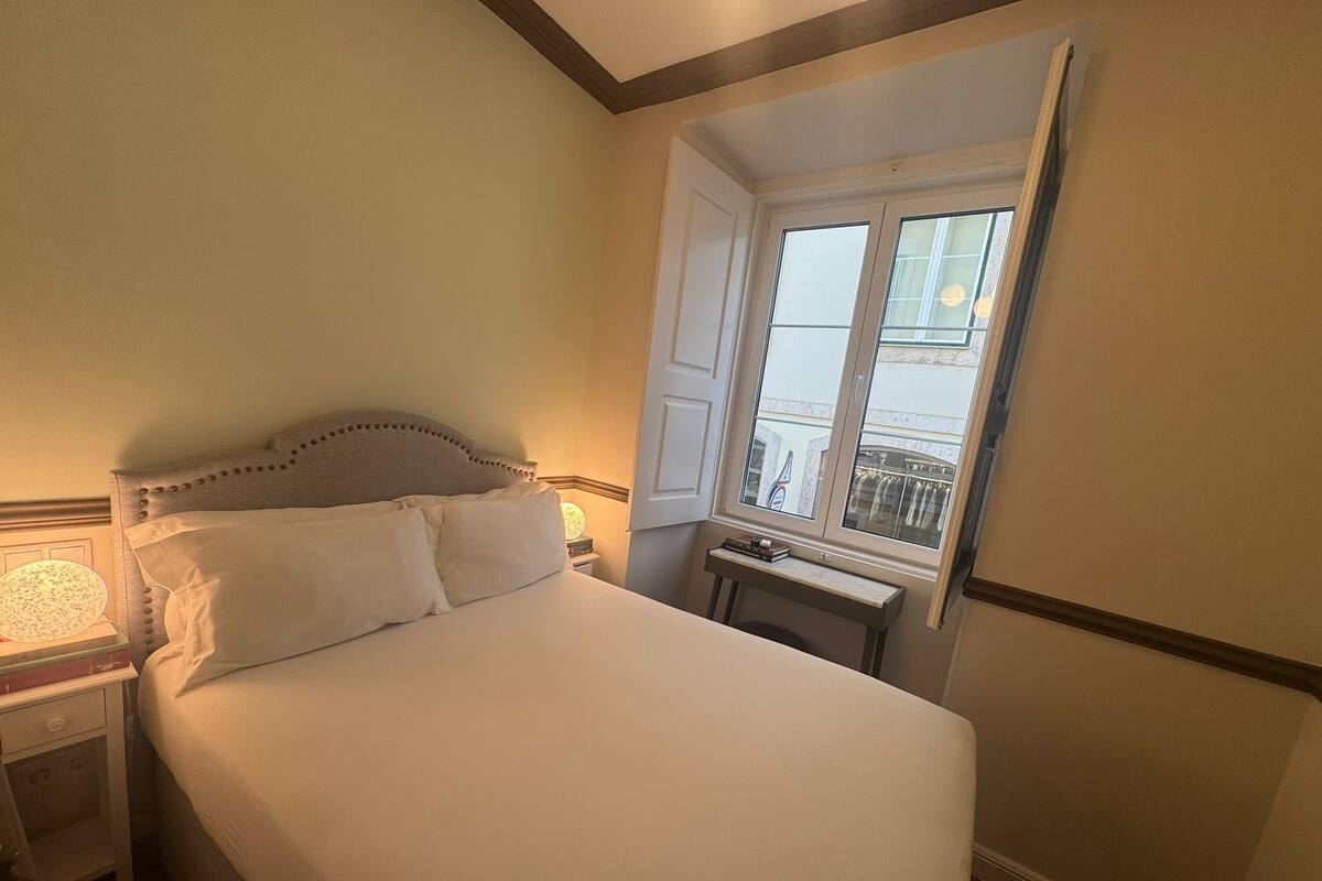 FERNANDO PESSOA 06 | Blackout drapes, soundproofing, free WiFi, bed sheets
