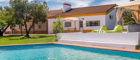 Una piscina al aire libre de temporada