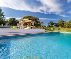 Una piscina al aire libre de temporada