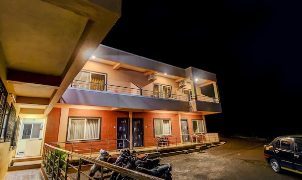 Fachada da propriedade à noite