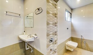 Quarto luxo | Banheiro | Chuveiro, produtos de toalete grátis, toalhas de banho