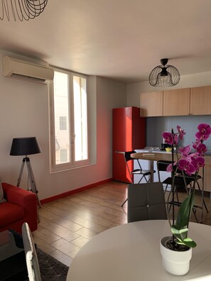 Living area - Hotel Restaurant du Port (Meze)