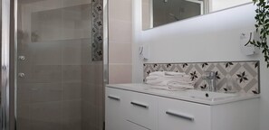Loft | Bathroom | Towels, toilet paper