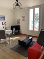 Apartamento (Petit Vapeur) | Decoración individual, mobiliario individual, wifi gratis y ropa de cama