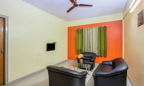 Deluxe Room | Living room | LED TV - Itsy Hotels Jasmine (Mysore)