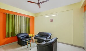 Deluxe Room | Living room | LED TV - Itsy Hotels Jasmine (Mysore)