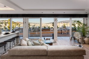 Loftsleilighet – deluxe (Acropolis View) | Oppholdsområde | Flatskjerm-TV