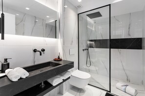 Penthouse Deluxe (Acropolis View) | Badrum | Gratis toalettartiklar, handdukar och toalettpapper