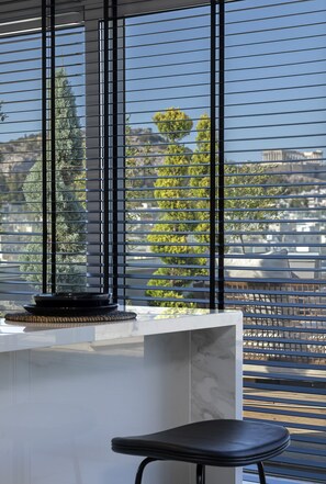 Deluxe Penthouse (Acropolis View) | Living area