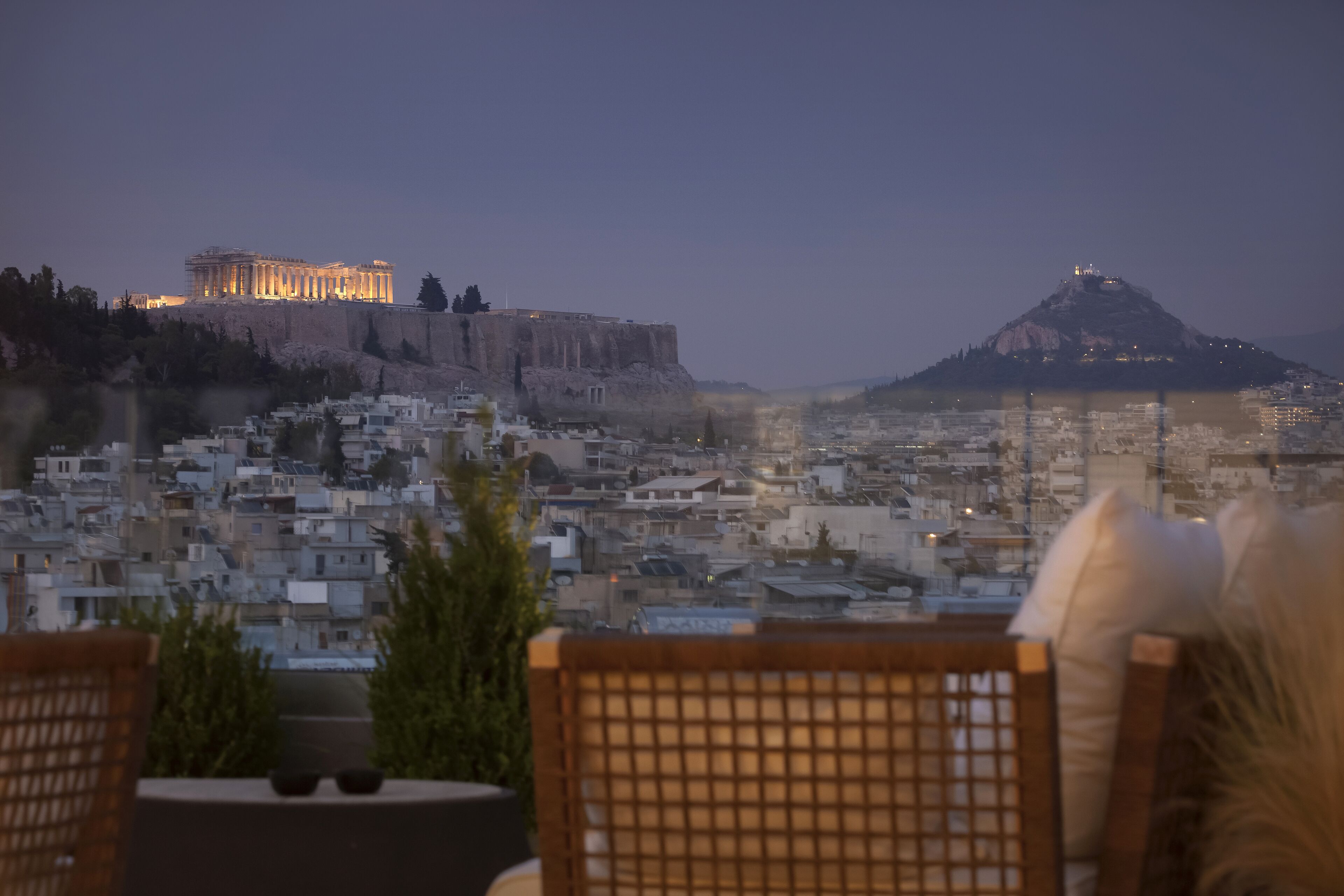Vista de la Acrópolis de Atenas, con el Partenón y el paisaje urbano circundante.