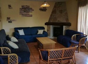 Una televisión, una chimenea, un reproductor de DVD, un futbolín