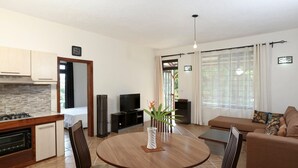 Appartement, 2 chambres | Repas dans la chambre
