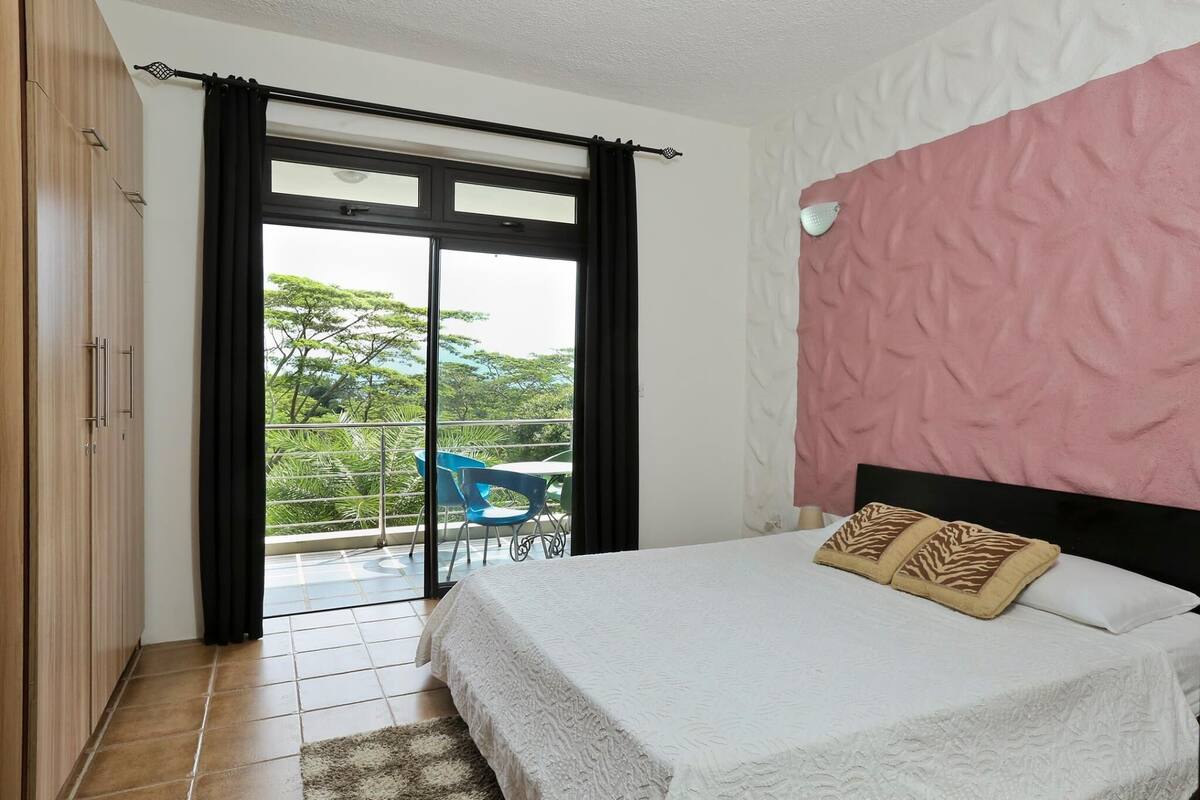 Appartement, 2 slaapkamers | 2 slaapkamers, een bureau, een laptopwerkplek, verduisterende gordijnen