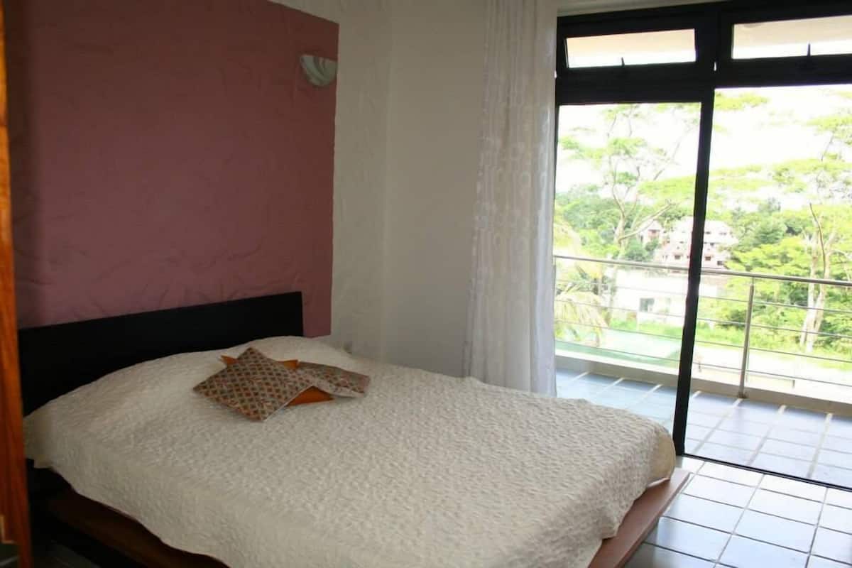 Appartement, 1 slaapkamer | 2 slaapkamers, een bureau, een laptopwerkplek, verduisterende gordijnen