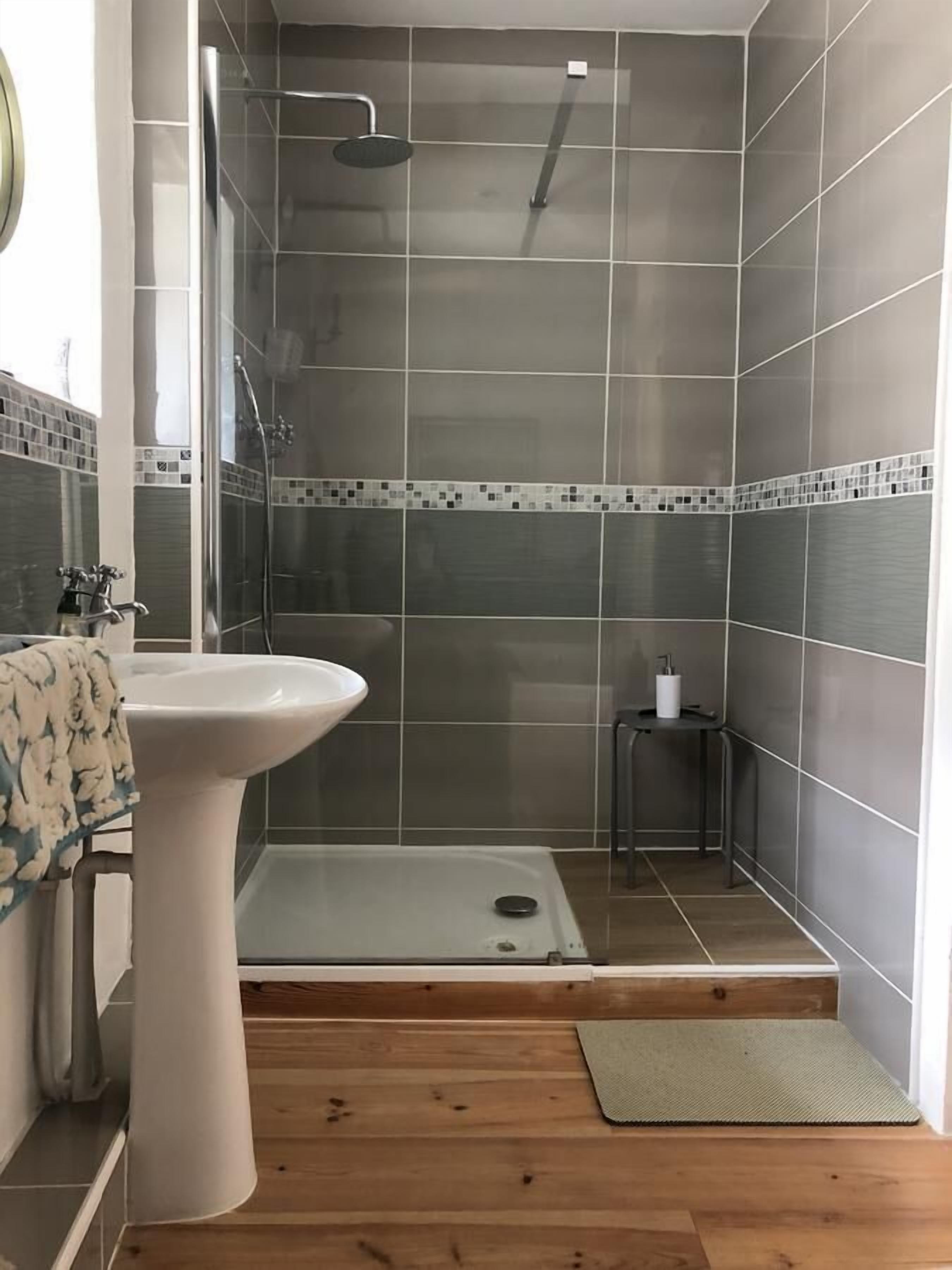 Bathtub, free toiletries, hair dryer, towels