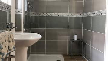 Bathtub, free toiletries, hair dryer, towels