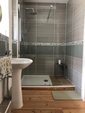 Bathtub, free toiletries, hair dryer, towels - L'Ancienne Boulangerie Chambres d'hotes (Lauzun)