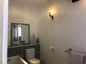 Bathtub, perlengkapan mandi gratis, pengering rambut, dan handuk