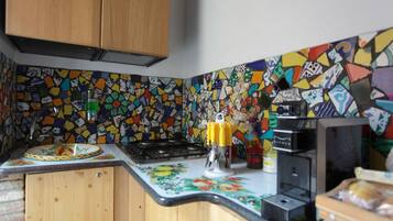 Camera quadrupla | Angolo cottura privato | Macchina per caffè espresso, seggiolone