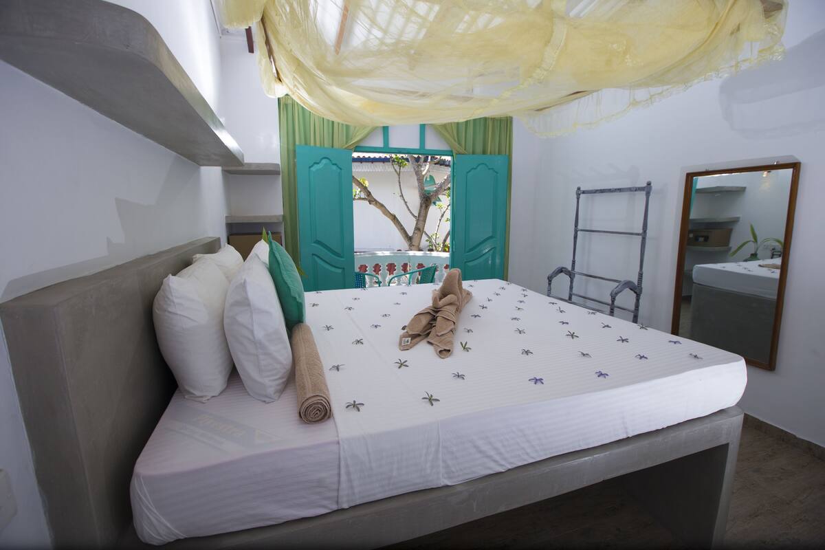 Deluxe Triple Room | In-room safe, desk, cribs (free), WiFi (free)
