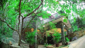 A stone building with a balcony and potted plants. - Thevni Holiday Resort (Ingiriya)