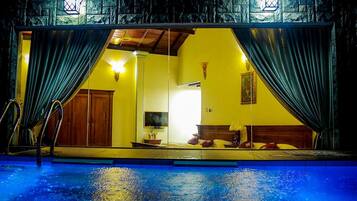 4 indoor pools, 10 outdoor pools