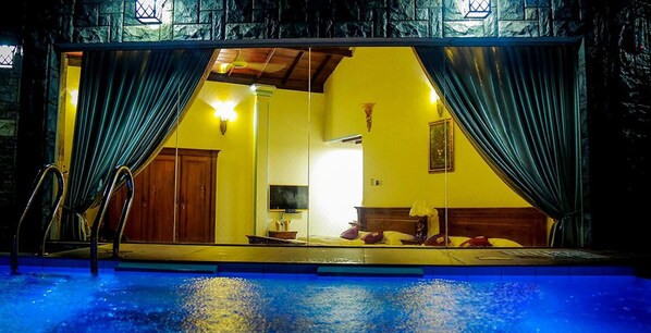 4 indoor pools, 10 outdoor pools