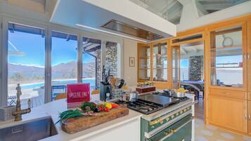 Frigorifero, forno, piano cottura, lavastoviglie